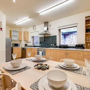 Large Townhouse In Cc! 2 Free Parking Spaces Incl , Chester United Kingdom